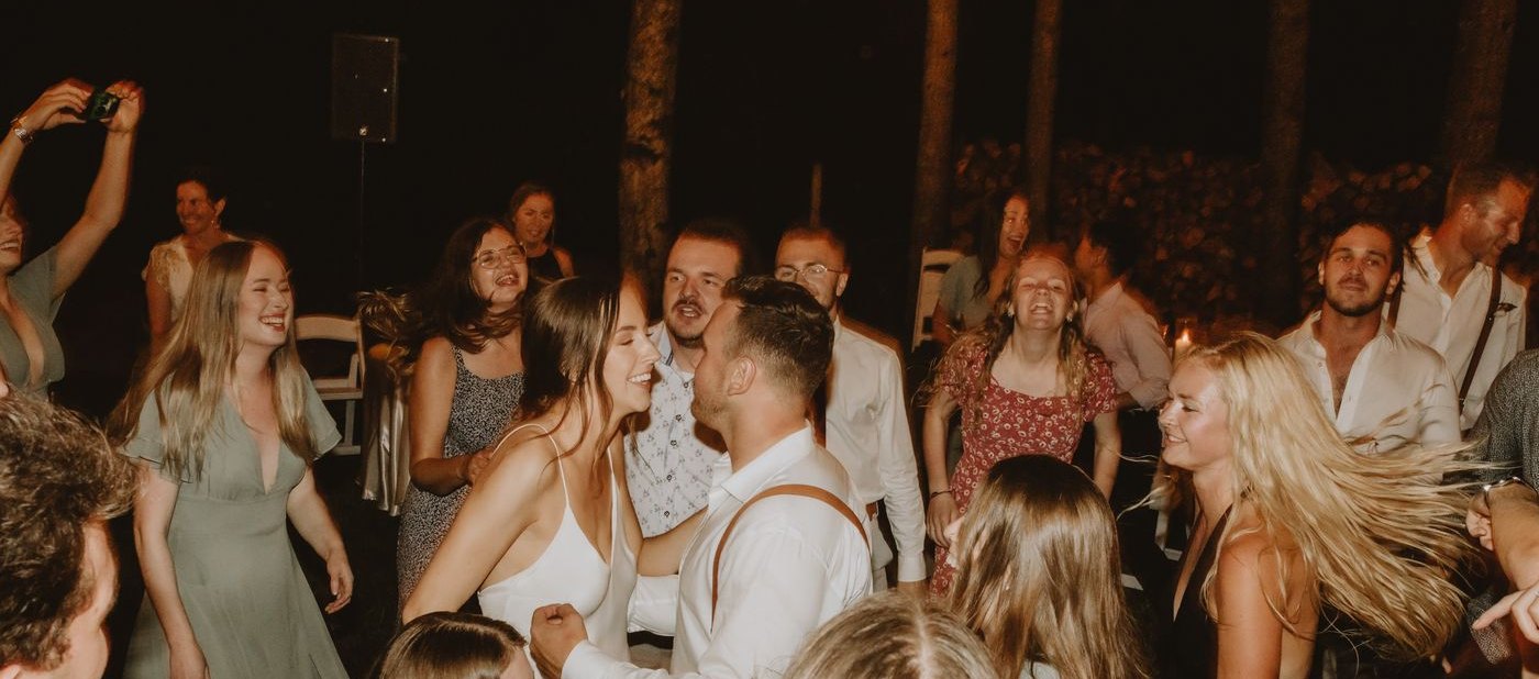 Eveniment, dans în lumină caldă